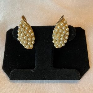 Vintage Weiss faux pearl clip on earrings